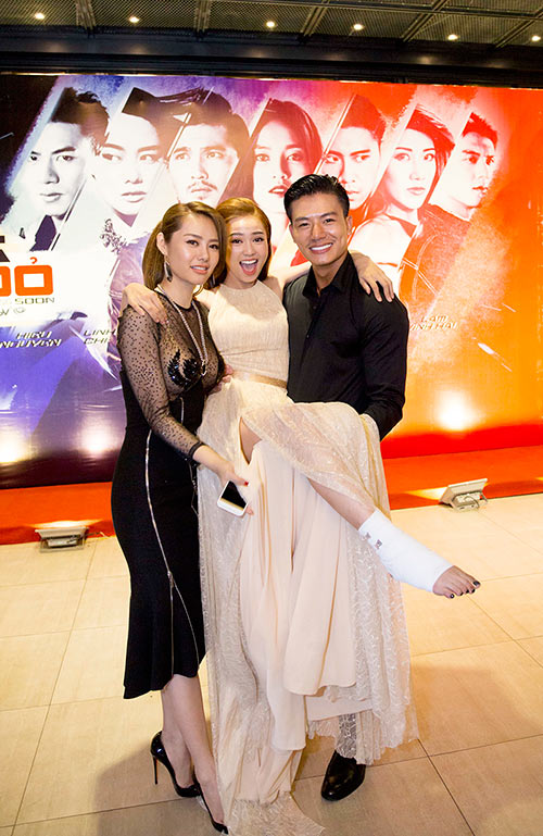 Hiếu Nguyễn điển trai, bế bổng Lan Ngọc giữa sự kiện - 7