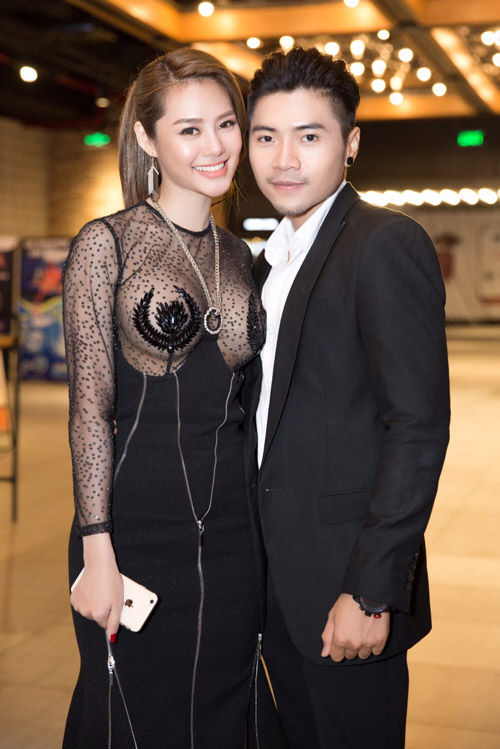 Hiếu Nguyễn điển trai, bế bổng Lan Ngọc giữa sự kiện - 13