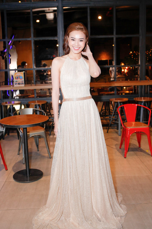 Hiếu Nguyễn điển trai, bế bổng Lan Ngọc giữa sự kiện - 5