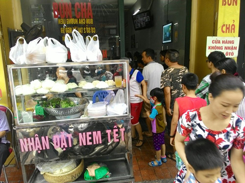 Sau 1 tháng, quán quot;bún chả Obamaquot; vẫn chưa hết quot;hotquot; - 1