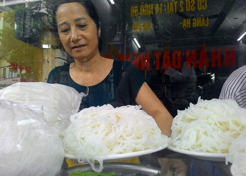 Sau 1 tháng, quán quot;bún chả Obamaquot; vẫn chưa hết quot;hotquot; - 4