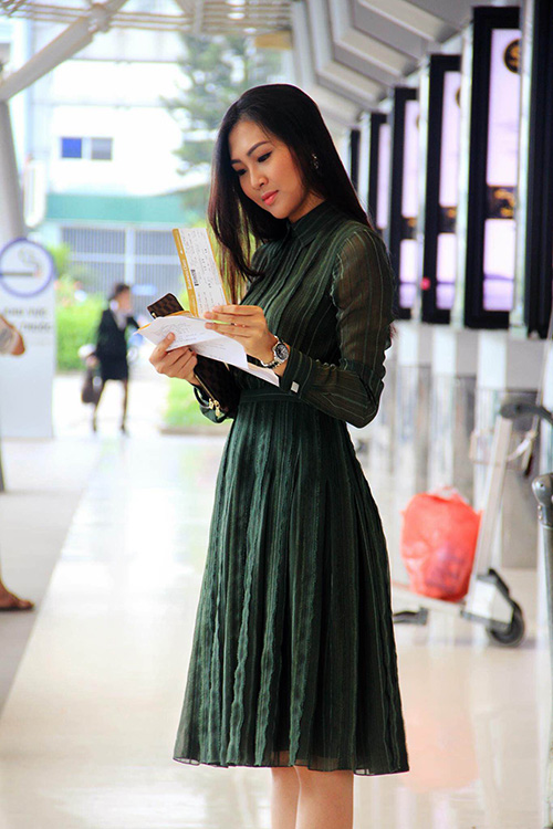 Hoa khôi Diệu Ngọc vui sướng đoàn tụ gia đình ở sân bay - 2