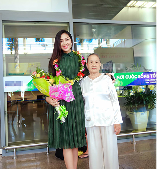 Hoa khôi Diệu Ngọc vui sướng đoàn tụ gia đình ở sân bay - 3