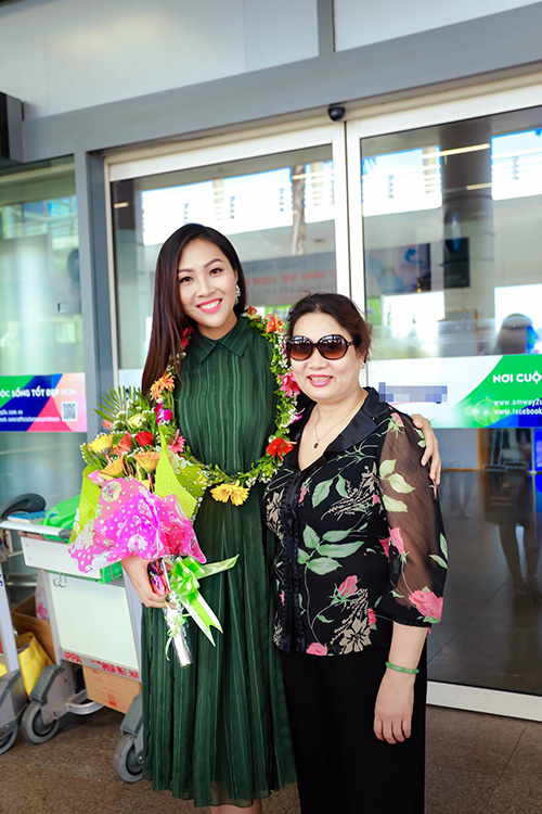 Hoa khôi Diệu Ngọc vui sướng đoàn tụ gia đình ở sân bay - 4
