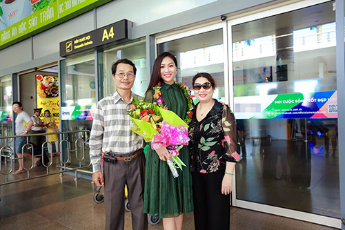 Hoa khôi Diệu Ngọc vui sướng đoàn tụ gia đình ở sân bay - 5