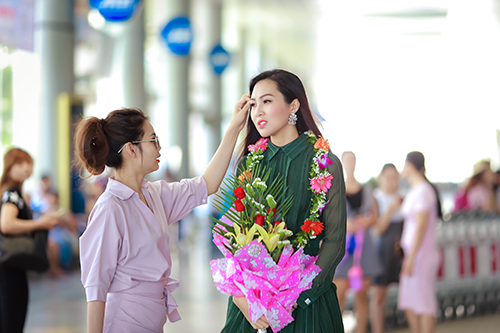 Hoa khôi Diệu Ngọc vui sướng đoàn tụ gia đình ở sân bay - 6