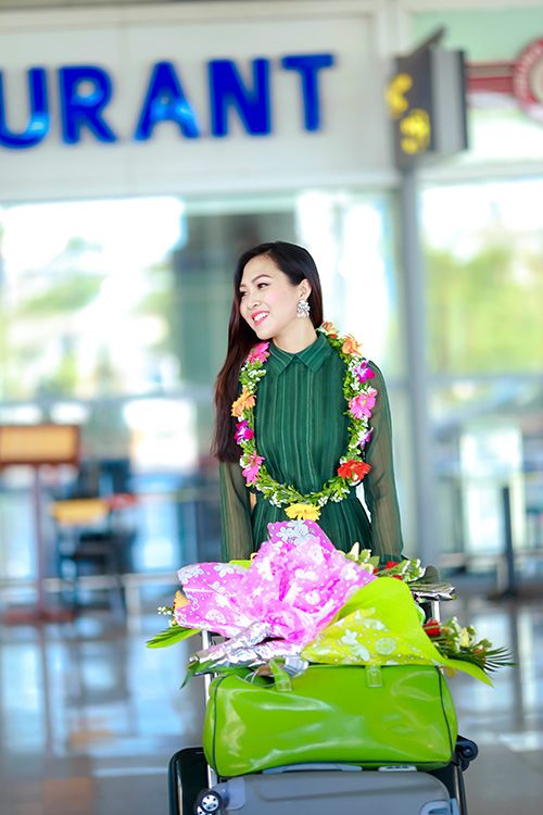 Hoa khôi Diệu Ngọc vui sướng đoàn tụ gia đình ở sân bay - 8