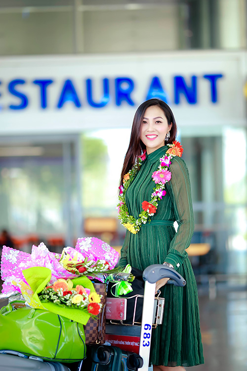 Hoa khôi Diệu Ngọc vui sướng đoàn tụ gia đình ở sân bay - 9