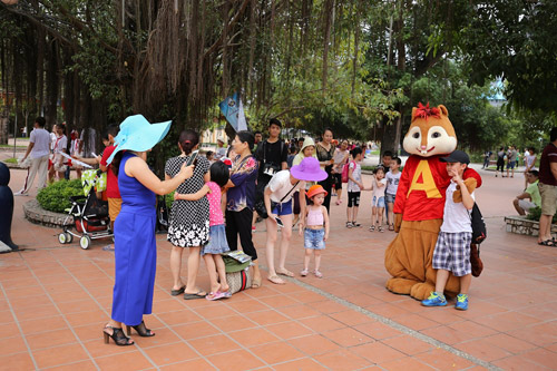 Cha mẹ thích thú đưa trẻ vui chơi ở Lễ hội Magic World - 1