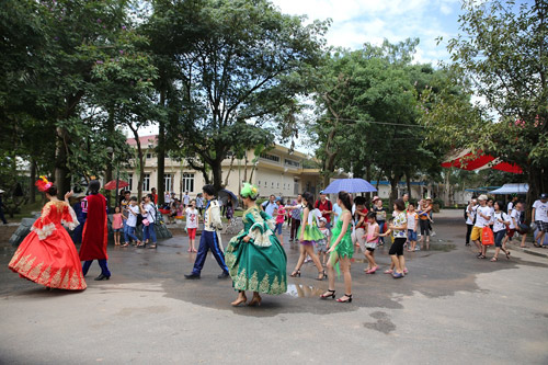 Cha mẹ thích thú đưa trẻ vui chơi ở Lễ hội Magic World - 7