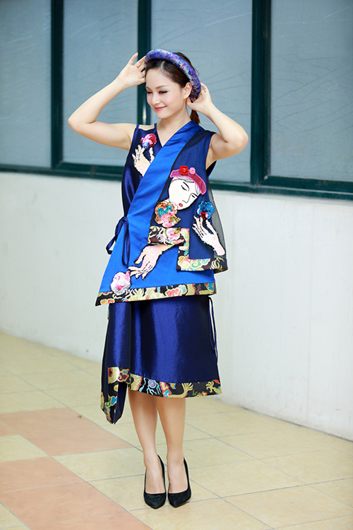 Lại Văn Sâm chăm chú nhìn vì Lan Phương quá đẹp - 2