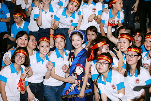 Lại Văn Sâm chăm chú nhìn vì Lan Phương quá đẹp - 12