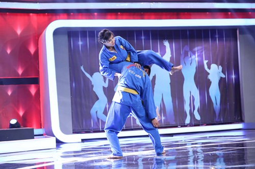 Người Bí Ẩn: Trấn Thành, Kim Tử Long thán phục người đàn bà dùng răng nhấc thang 60kg - 7