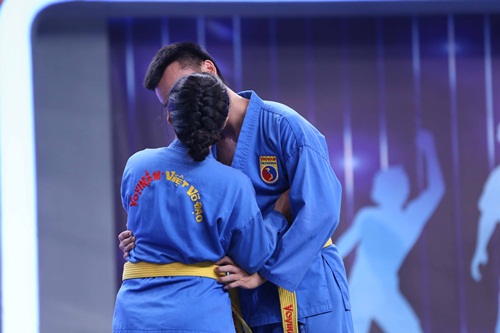 Người Bí Ẩn: Trấn Thành, Kim Tử Long thán phục người đàn bà dùng răng nhấc thang 60kg - 6