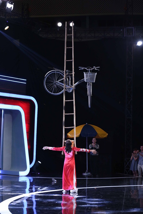 Người Bí Ẩn: Trấn Thành, Kim Tử Long thán phục người đàn bà dùng răng nhấc thang 60kg - 10