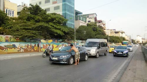 Ông Tây quot;chặn xequot; ô tô xin lau kính xôn xao Hà Nội - 1