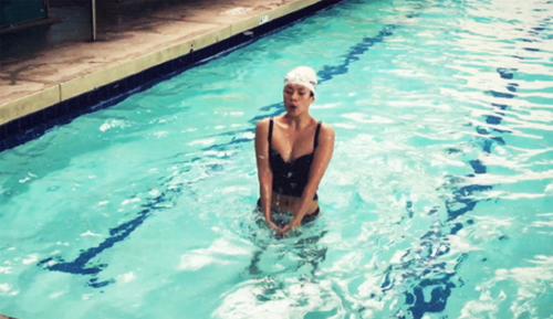 Showbiz 24/7: Chương Tử Di diện bikini khoe dáng sau 6 tháng sinh con - 1