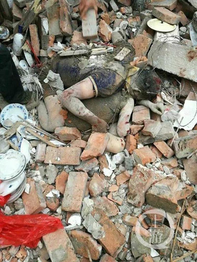 TQ: Cảm động cảnh chồng che chở vợ trong trận mưa đá - 1