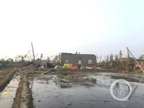 TQ: Cảm động cảnh chồng che chở vợ trong trận mưa đá - 3