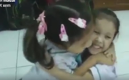 Trẻ em Thái Lan bắt đầu ngày học bằng việc ôm nhau - 2