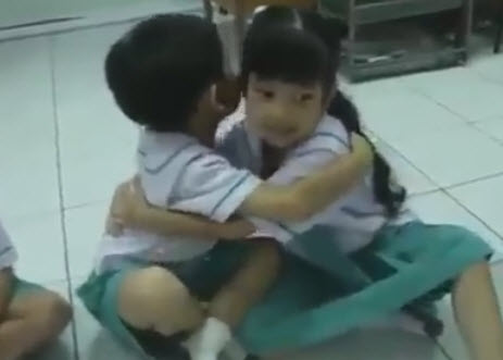 Trẻ em Thái Lan bắt đầu ngày học bằng việc ôm nhau - 3