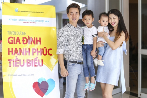 Vợ chồng Đăng Khôi nhận danh hiệu Gia đình hạnh phúc - 1