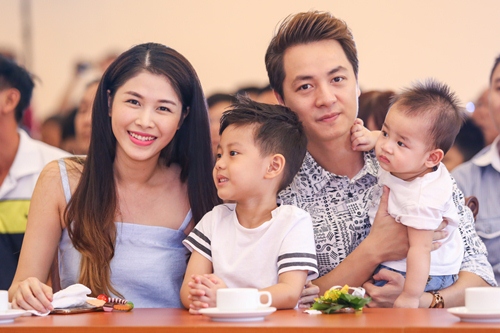 Vợ chồng Đăng Khôi nhận danh hiệu Gia đình hạnh phúc - 3