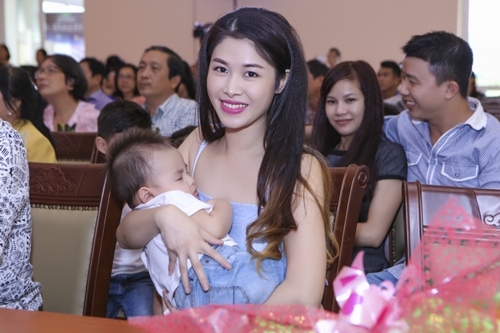 Vợ chồng Đăng Khôi nhận danh hiệu Gia đình hạnh phúc - 5