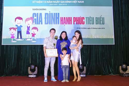 Vợ chồng Đăng Khôi nhận danh hiệu Gia đình hạnh phúc - 6