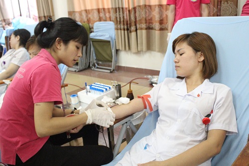 Hàng trăm bác sĩ chia sẻ giọt máu với sản phụ và trẻ sơ sinh - 11