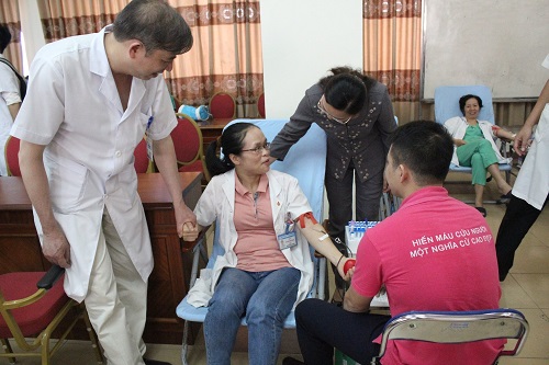 Hàng trăm bác sĩ chia sẻ giọt máu với sản phụ và trẻ sơ sinh - 12