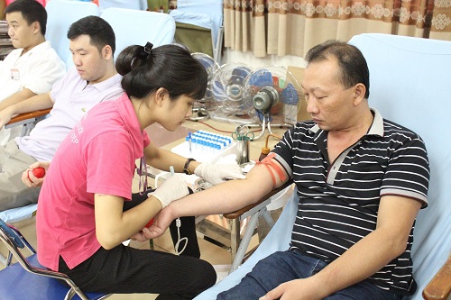 Hàng trăm bác sĩ chia sẻ giọt máu với sản phụ và trẻ sơ sinh - 10