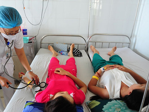 Nghi ngộ độc hải sản, hàng chục khách du lịch nhập viện - 1