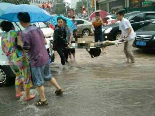Bé gái TQ chết đuối khi giúp bà cụ đi qua đường ngập nước - 1
