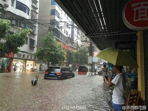 Bé gái TQ chết đuối khi giúp bà cụ đi qua đường ngập nước - 3