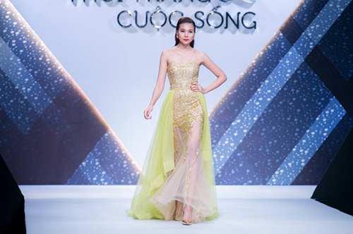 Thanh Hằng lấn át đàn em khi trình diễn BST Đêm tiệc mùa hè - 3
