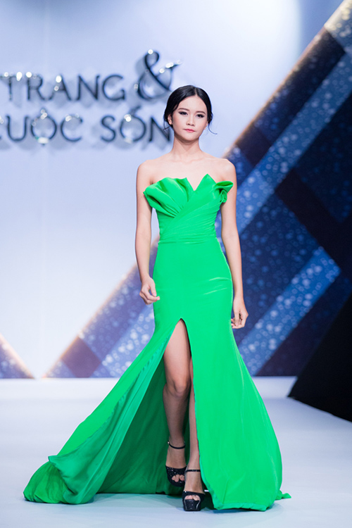 Thanh Hằng lấn át đàn em khi trình diễn BST Đêm tiệc mùa hè - 10