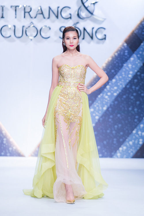 Thanh Hằng lấn át đàn em khi trình diễn BST Đêm tiệc mùa hè - 1