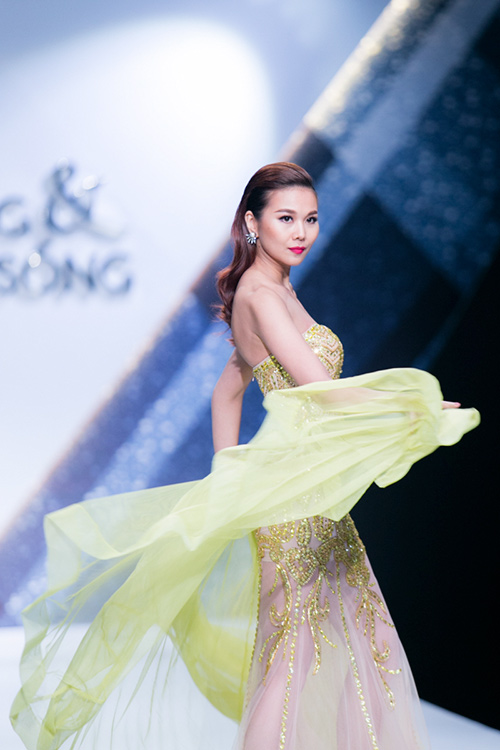 Thanh Hằng lấn át đàn em khi trình diễn BST Đêm tiệc mùa hè - 2