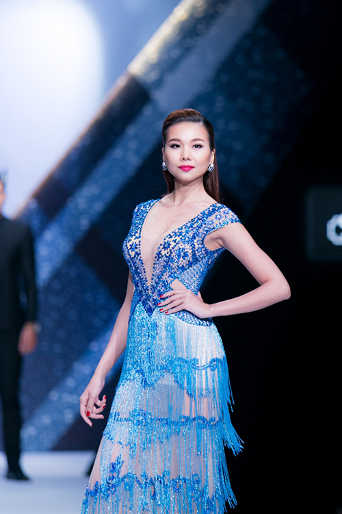 Thanh Hằng lấn át đàn em khi trình diễn BST Đêm tiệc mùa hè - 16