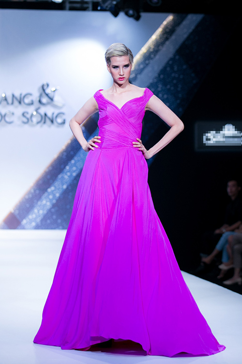 Thanh Hằng lấn át đàn em khi trình diễn BST Đêm tiệc mùa hè - 6