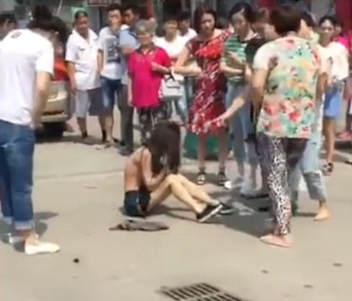 Vợ lột áo, đánh ghen tình nhân của chồng giữa phố - 6