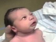 Clip Eva - Video: Em bé cười toe toét với bố khi vừa chào đời