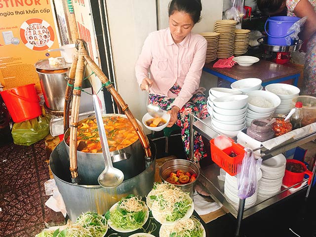 Gánh bún riêu chợ Bến Thành khiến vợ chồng Đăng Khôi mê “quên lối về”