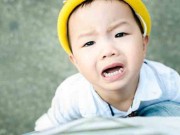 Làm mẹ - Lý do bất ngờ việc trẻ đang chơi vui bỗng khóc lóc, bướng bỉnh khi nhìn thấy mẹ