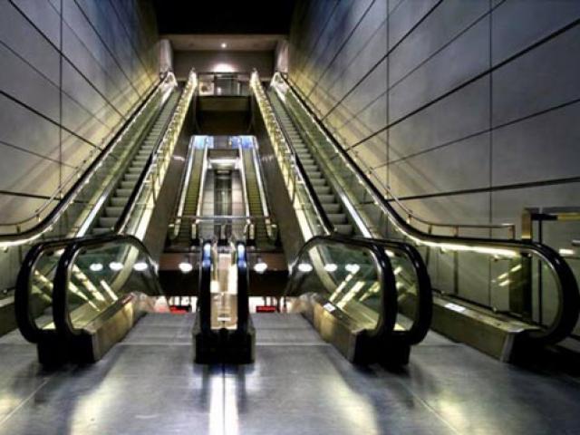 Bé trai bị thang cuốn ở Tân Sơn Nhất kéo gần đứt lìa cổ tay