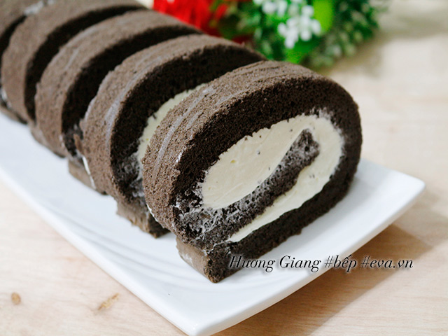 Bánh bông lan socola cuộn kem tươi mềm xốp, thơm ngon