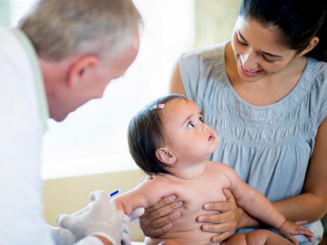 Lịch tiêm chủng cho bé mẹ nên ghi nhớ kỹ