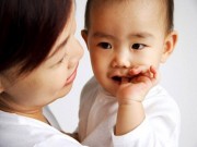 Làm mẹ - Thấy con mút tay nhiều mẹ cứ để yên mà không biết rằng nó hại tới mức nào