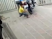Clip Eva - Video: Bé trai liều mình giằng co với tên trộm xe máy
